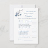 Dusty Blue Blume Bridge & Groom Trivia Game Card RSVP Karte (Vorderseite)