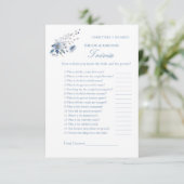 Dusty Blue Blume Bridge & Groom Trivia Game Card RSVP Karte (Stehend Vorderseite)