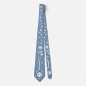 Dusty Blue Blume Power Monogram Neck Tie Krawatte (Vorderseite)