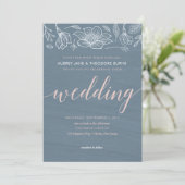 Dusty Blue & Blush Blume Hochzeitskarte Einladung (Stehend Vorderseite)