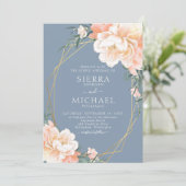 Dusty Blue Blush Peach Gold Floral Wedding Einladung (Stehend Vorderseite)