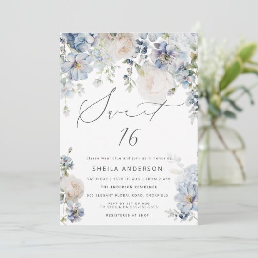 Dusty Blue & Blush Pink Blütencreme Sweet 16 Gebur Einladung (Stehend Vorderseite)
