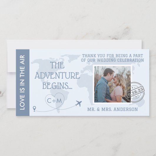 Dusty Blue Boarding Pass Hochzeit in Urlaubsort Dankeskarte (Vorderseite)
