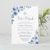 Dusty Blue Bohemisch Floral Bat Mitzvah Einladung (Stehend Vorderseite)