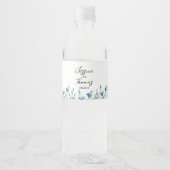 Dusty Blue Boho Chic Wildblumen Simple Wedding Wasserflaschenetikett (Vorderseite)