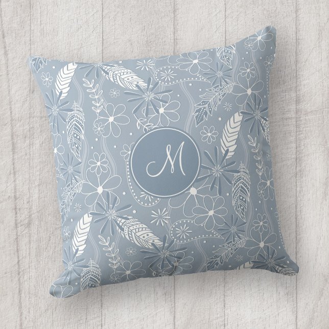 Dusty Blue Boho Feathers Blume Piss Monogramm Kissen (Boho doodle pattern on dusty blue pillow with custom monogram)