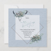 Dusty Blue Boho Rustikaler Kuhschädel mit Blume Einladung (Vorderseite)