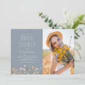 Dusty Blue Boho Wildblume Brautparty Foto Einladung (Stehend Vorderseite)