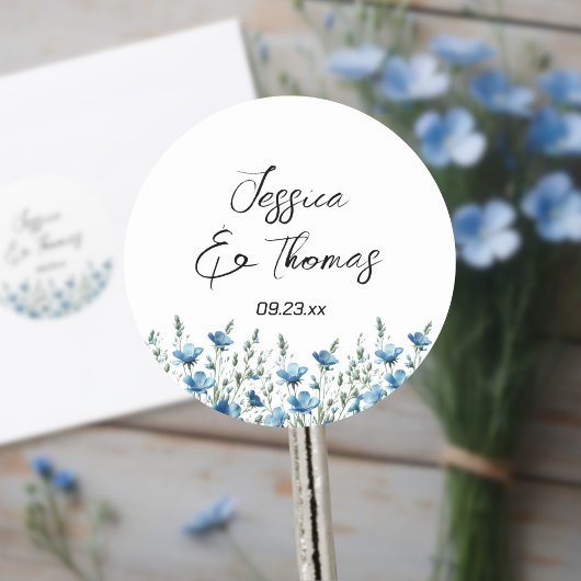 Dusty Blue Boho Wildblumen Couple's Names Wedding Runder Aufkleber