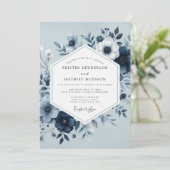 Dusty Blue Botanical Bloom Wedding Einladung (Stehend Vorderseite)