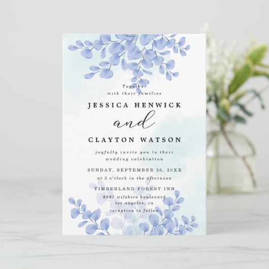 Dusty Blue Botanical Eucalyptus Blätter Wedding Einladung (Stehend Vorderseite)