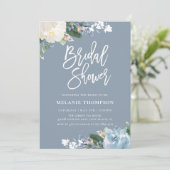 Dusty Blue Botanical Floral Brautparty Einladung (Stehend Vorderseite)