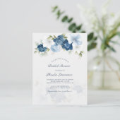Dusty Blue Botanical Floral Brautparty Einladungspostkarte (Stehend Vorderseite)