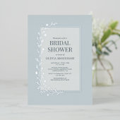 Dusty Blue Botanical Floral Bridal Shower Silver Folieneinladung (Stehend vorne)