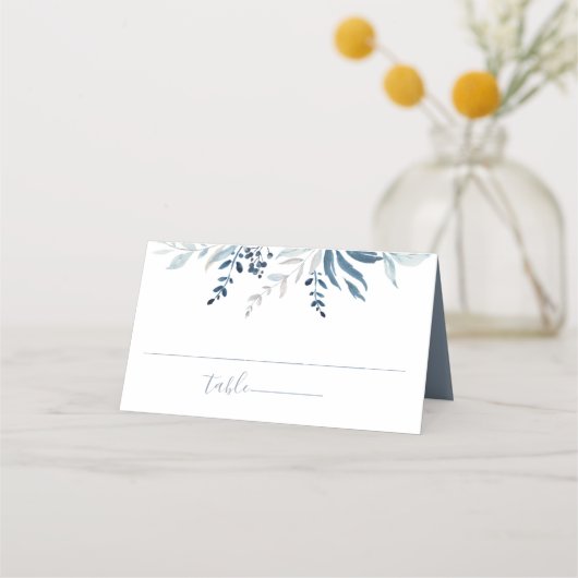 Dusty Blue Botanical Foliage Wedding Platzkarte (Vorderseite)