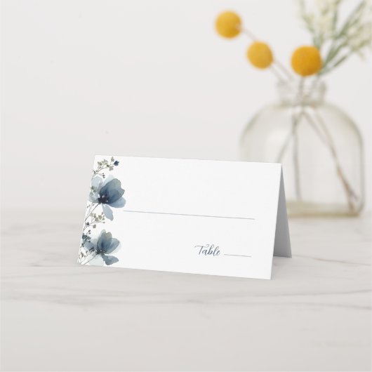 Dusty Blue Botanical Wedding Platzkarte (Vorderseite)