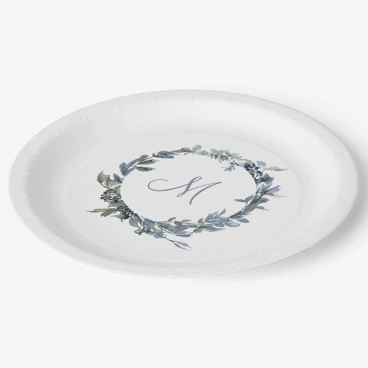 Dusty Blue Botanical Wreath Monogram Pappteller (Schrägansicht)