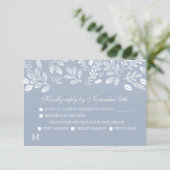 Dusty Blue Botanicals Wedding RSVP Karte (Stehend Vorderseite)