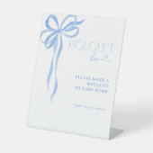 Dusty Blue Bow Brautparty Bouquet Bar Sockelschild (Vorderseite)