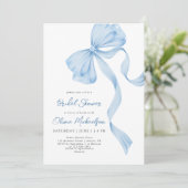Dusty Blue Bow Coquette Ribbon Brautparty Einladung (Stehend Vorderseite)