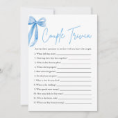 Dusty Blue Bow Couple Trivia Brautparty Game Einladung (Vorderseite)