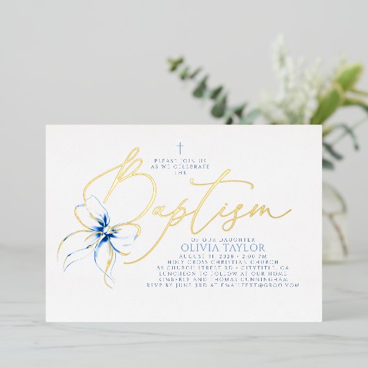 Dusty Blue Bow Elegant Minimalist Modern Baptism Folieneinladung (Stehend vorne)