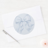Dusty Blue Bow Elegant Runder Aufkleber (Umschlag)