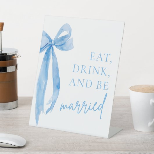 Dusty Blue Bow essen Drink und sein Verheiratetes Sockelschild (In SItu)