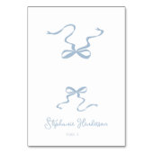 Dusty Blue Bow Falted Platzkarte Tischnummer (Vorderseite)