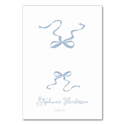 Dusty Blue Bow Falted Platzkarte Tischnummer (Vorderseite)