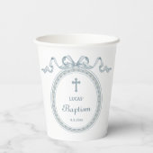 Dusty Blue Bow griechischer Rahmen Taufe Pappbecher (Rückseite)