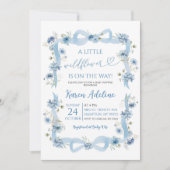 Dusty Blue Bow Little Wildblume Baby Shower Einladung (Vorderseite)