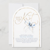 Dusty Blue Bow She's Tying The Knot Bridal Shower Einladung (Vorderseite)