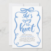 Dusty Blue Bow She's Tying The Knot Bridal Shower Einladung (Vorderseite)