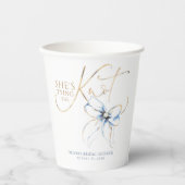 Dusty Blue Bow She's Tying the Knot Bridal Shower Pappbecher (Vorderseite)