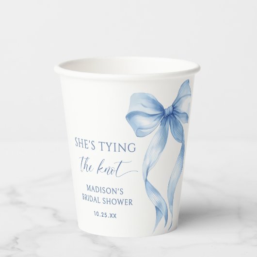 Dusty Blue Bow Sie bindet das Brautparty des Knote Pappbecher (Vorderseite)