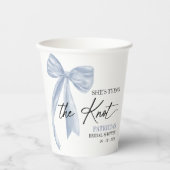 Dusty Blue Bow Sie bindet das Brautparty des Knote Pappbecher (Vorderseite)