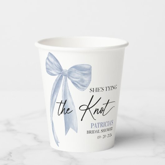 Dusty Blue Bow Sie bindet das Brautparty des Knote Pappbecher (Vorderseite)