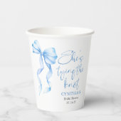 Dusty Blue Bow Sie bindet das Brautparty des Knote Pappbecher (Vorderseite)