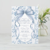 Dusty Blue Bow Toile Etwas Blue Brautparty Einladung (Stehend Vorderseite)