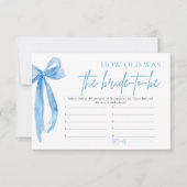 Dusty Blue Bow wie alt war die Braut, um Spiel zu  Einladung (Vorderseite)