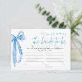 Dusty Blue Bow wie alt war die Braut, um Spiel zu Einladung (Stehend Vorderseite)