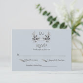 Dusty Blue Branch Monogram Wedding RSVP Karte (Stehend Vorderseite)