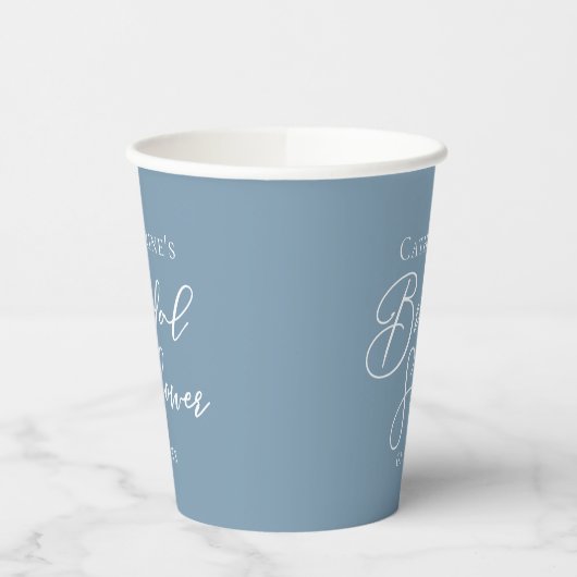 Dusty Blue Brautparty Personalisiert White Script Pappbecher (Links)