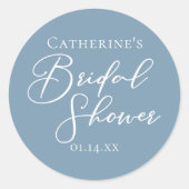 Dusty Blue Brautparty Personalisiert White Script Runder Aufkleber (Vorderseite)