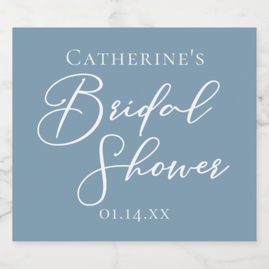 Dusty Blue Brautparty Personalisiert White Script Schaumweinetikett (Einzelnes Label)