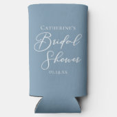 Dusty Blue Brautparty Personalisiert White Script Selters Dosenkühler (Rückseite)