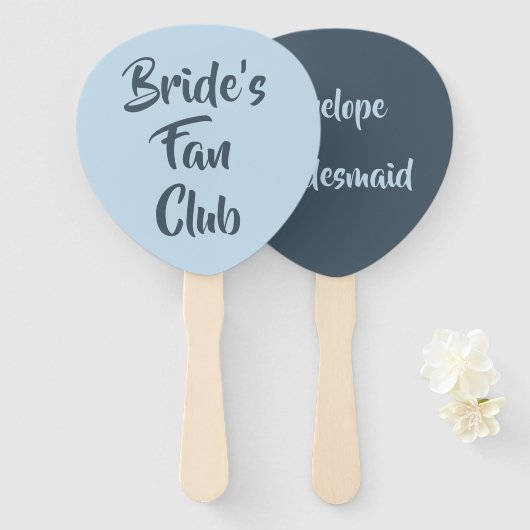 Dusty Blue Bride Fan Club Bridesmaid Name Fächer (Vorne und Hinten)
