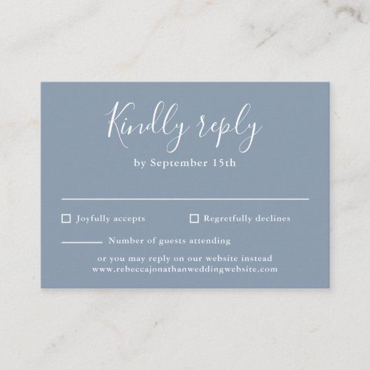 Dusty Blue Budget Moderne Script Wedding RSVP Card Begleitkarte (Vorderseite)