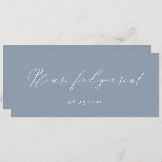 Dusty Blue Calligraphy Finden Sie Ihre Sitzkarte Einladung (Vorne/Hinten)